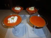 karamelisiertes Tomaten Süppchen mit Pistazien Sahne - Rezept