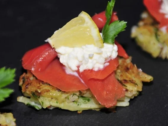 Tapas & Fingerfood: Mini Rösti mit Lachs und Sahnekren - Rezept