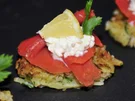 Tapas & Fingerfood: Mini Rösti mit Lachs und Sahnekren - Rezept