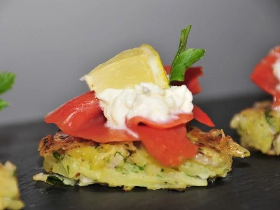 Tapas & Fingerfood: Mini Rösti mit Lachs und Sahnekren - Rezept - Bild Nr. 2