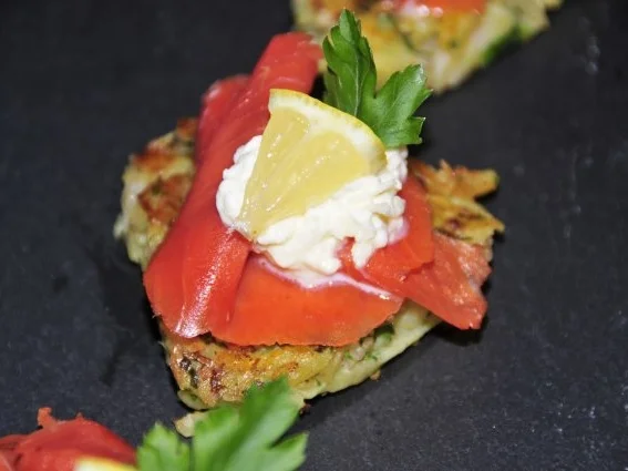 Tapas & Fingerfood: Mini Rösti mit Lachs und Sahnekren - Rezept - Bild Nr. 3