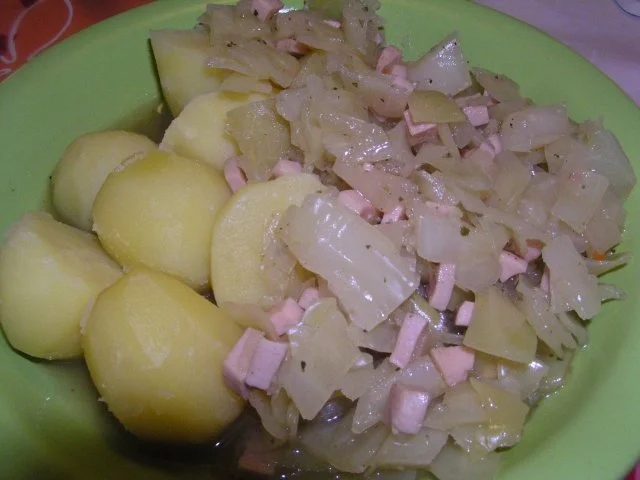 Geschmorter Kohl mit Fleischwurst - Rezept