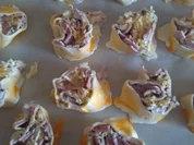 Rezept: Herzhaft gefüllte Blätterteigschnecken Herzhaft gefüllte Blätterteigschnecken - Rezept