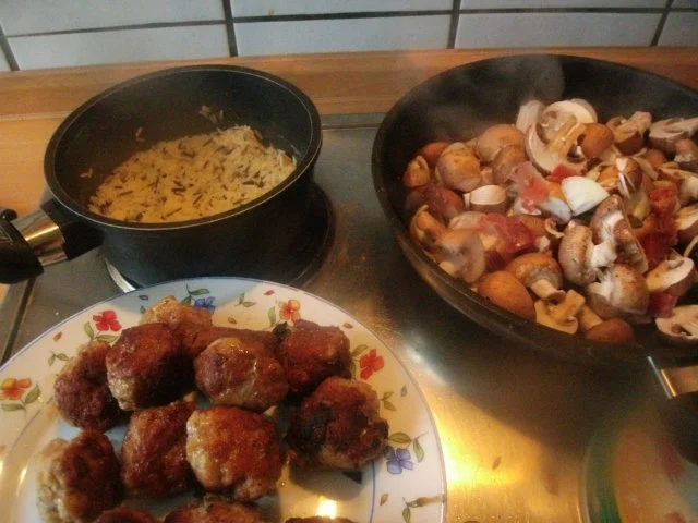 Rezept: Hackbällchen mit braunen Champignons in Rahmsosse mit Wildreis Bild Nr. 8 Hackbällchen mit braunen Champignons in Rahmsosse mit Wildreis - Rezept - Bild Nr. 8