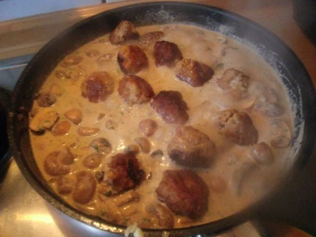 Rezept: Hackbällchen mit braunen Champignons in Rahmsosse mit Wildreis Bild Nr. 11 Hackbällchen mit braunen Champignons in Rahmsosse mit Wildreis - Rezept - Bild Nr. 11