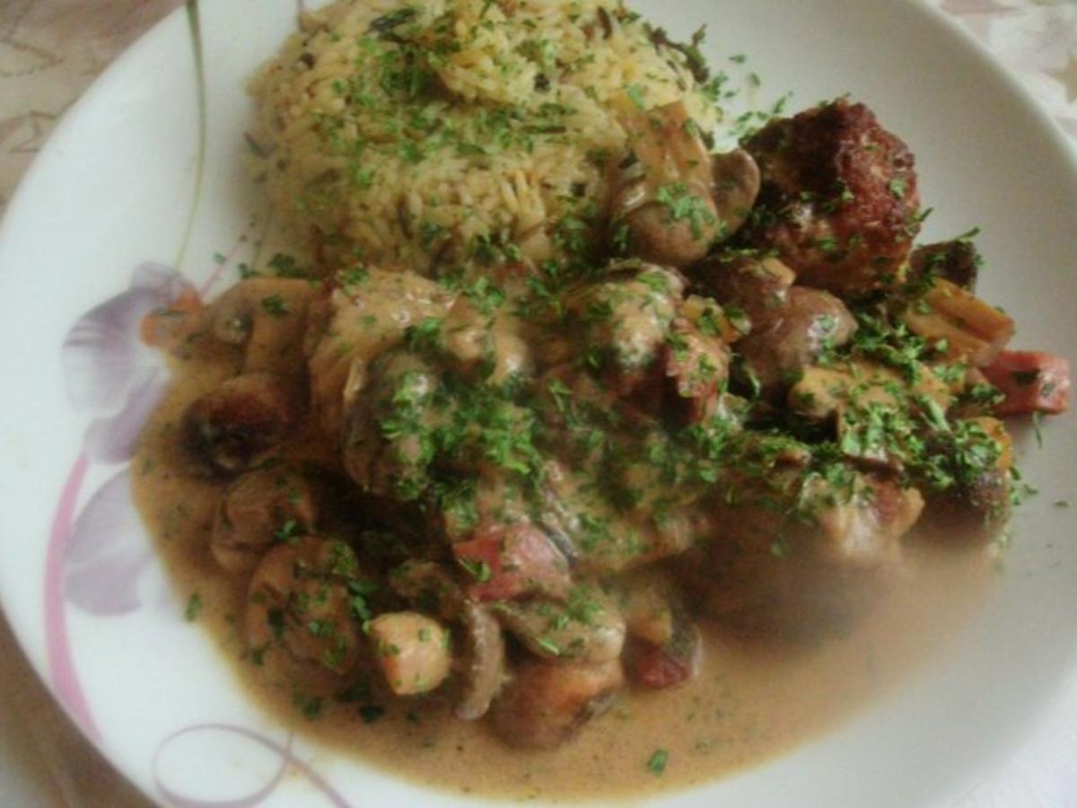 Hackbällchen mit braunen Champignons in Rahmsosse mit Wildreis - Rezept ...