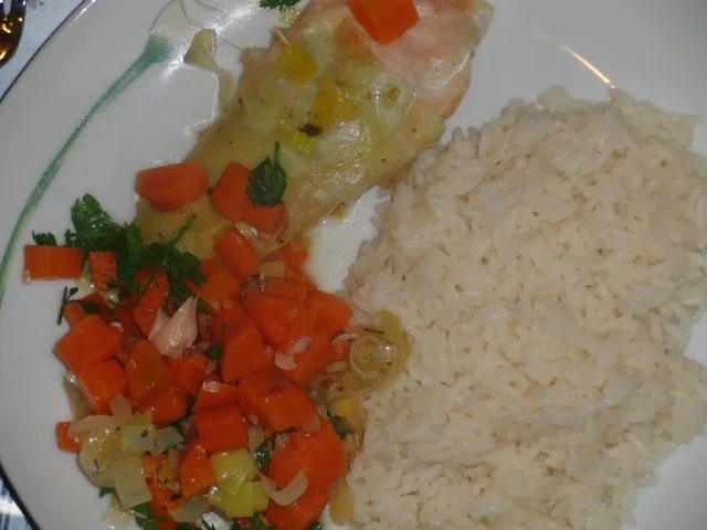 Rezept: Fisch : Schollenfilet in Räucherlachs auf Gemüsebeet gedünstet Fisch : Schollenfilet in Räucherlachs auf Gemüsebeet gedünstet - Rezept