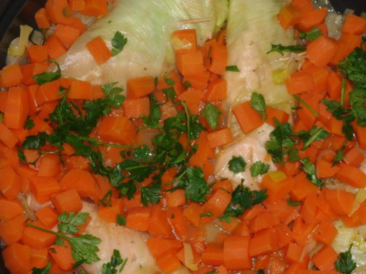 Fisch Schollenfilet in Räucherlachs auf Gemüsebeet gedünstet Rezept