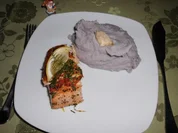 Versuch in Lila, getrüffelt, mit Lachs im Kräuterkleid>> - Rezept