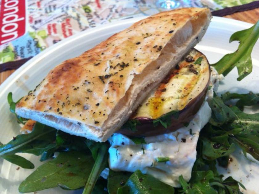 Vegetarischer Burger mit Feta, Aubergine und Rucola - einfach - von ...