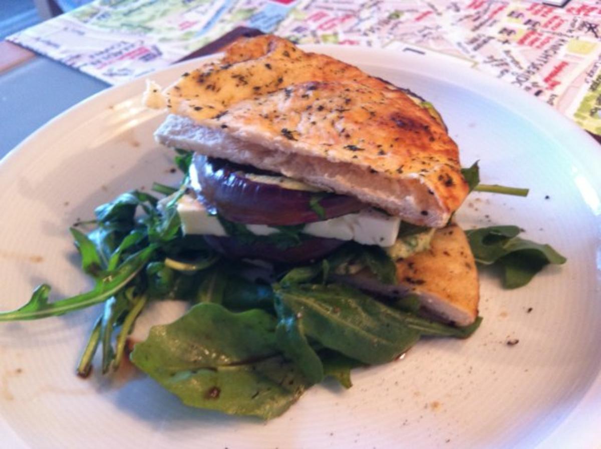 Vegetarischer Burger mit Feta, Aubergine und Rucola - Rezept