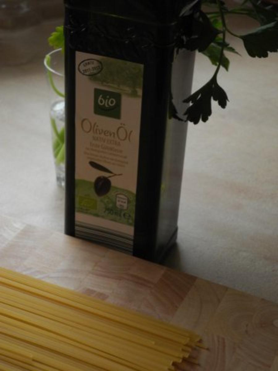 Spaghetti aglio, olio e peperoncino - Rezept - Bild Nr. 5
