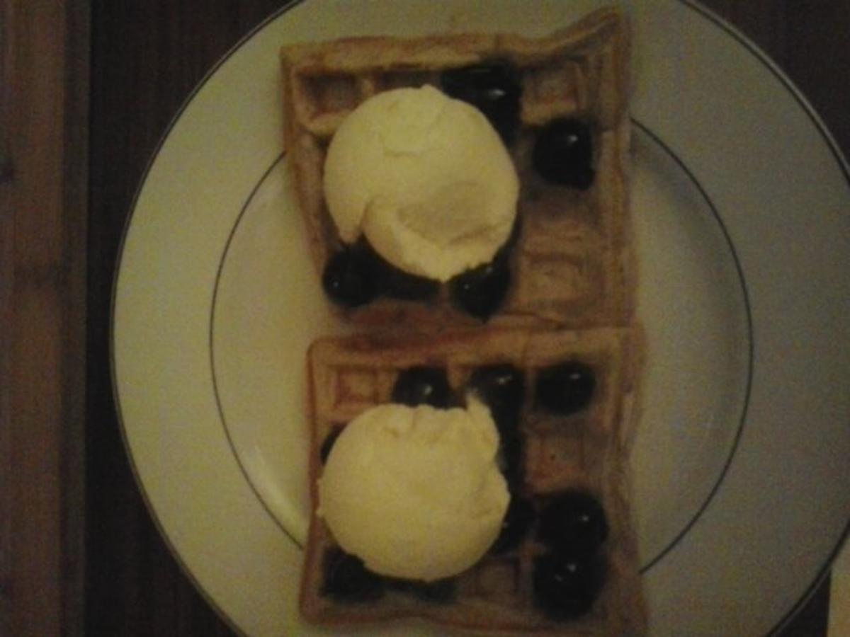 Waffeln Walnuss Waffeln mit heißen Kirschen und Vanilleeis - Rezept mit ...