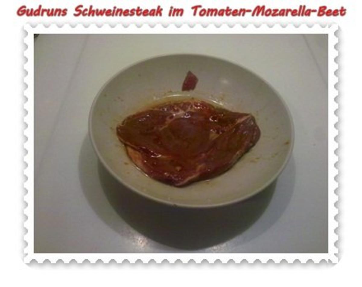 Fleisch: Pikantes Schweinesteak im Tomaten-Mozarella-Nest - Rezept - Bild Nr. 2