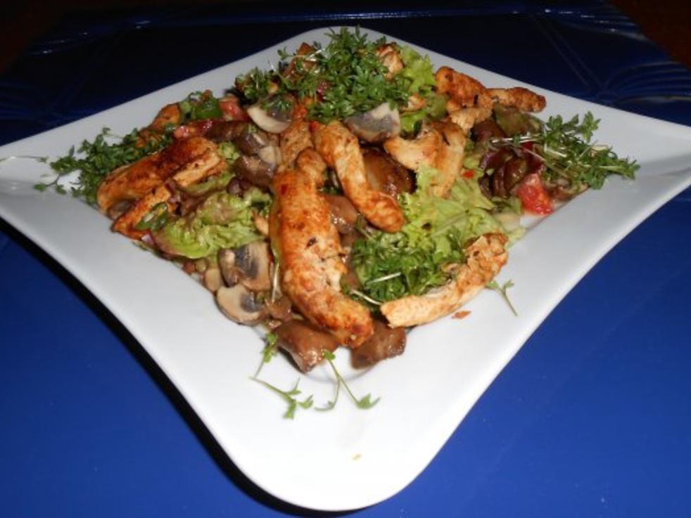 Salat mit Champignons und Hähnchenstreifen - einfach - 57 kcal/100g