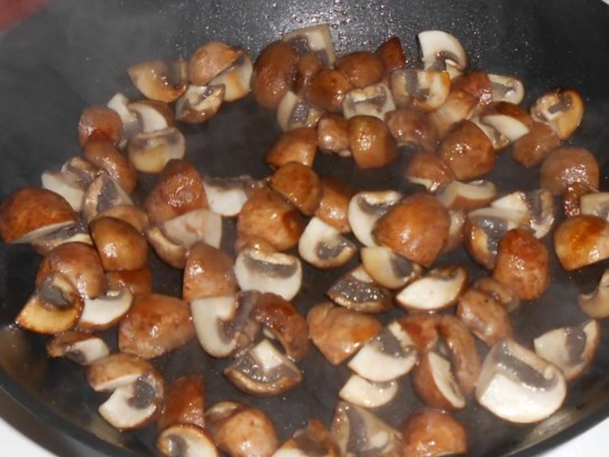 Salat mit Champignons und Hähnchenstreifen - einfach - 57 kcal/100g
