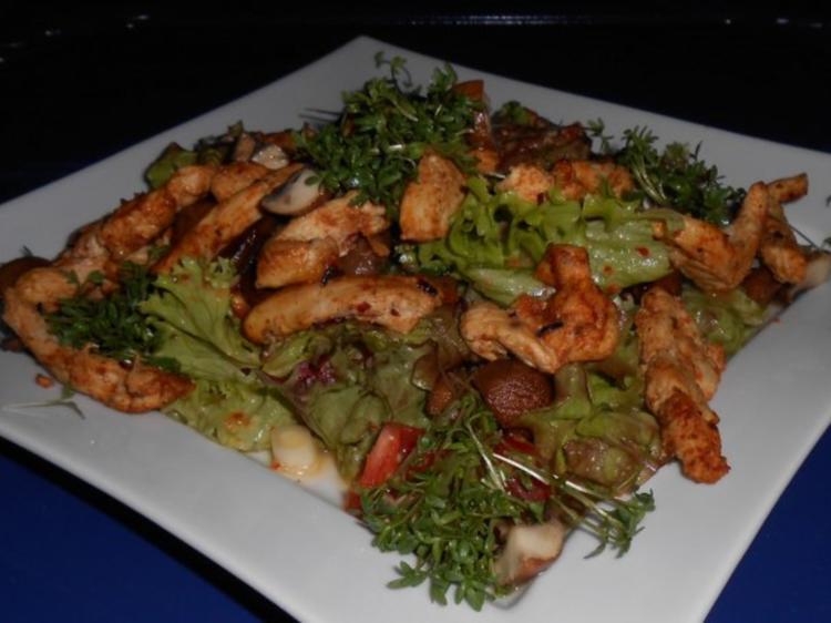 Salat mit Champignons und Hähnchenstreifen - einfach - 57 kcal/100g