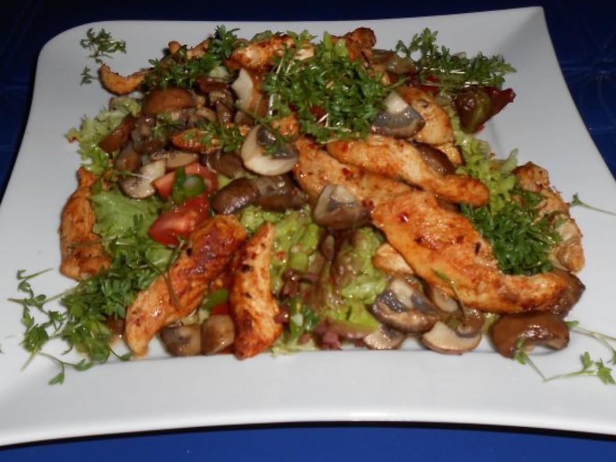Salat mit Champignons und Hähnchenstreifen - einfach - 57 kcal/100g