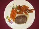 Rezept: Rinderfilet mit Süßkartoffel-Pommes, Gorgonzolasoße und Babykarotten Rinderfilet mit Süßkartoffel-Pommes, Gorgonzolasoße und Babykarotten - Rezept