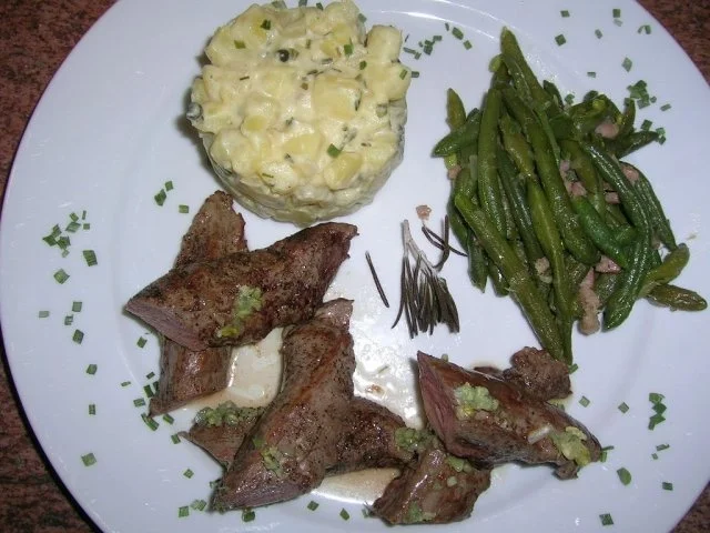 Lammfilet, rosa gebraten, an Kartoffelragout und grünen Böhnchen - Rezept - Bild Nr. 4