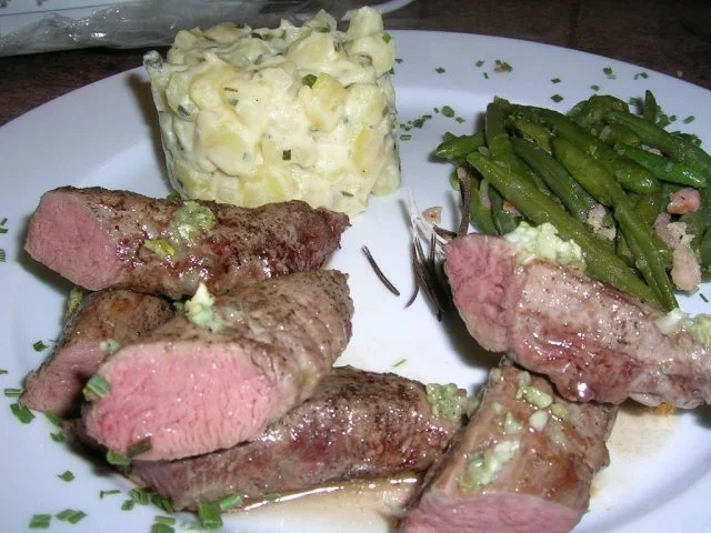 Lammfilet, rosa gebraten, an Kartoffelragout und grünen Böhnchen - Rezept - Bild Nr. 2