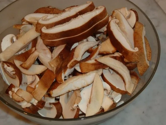 Rezept: Pfannkuchen mit Käse oder Schinkenfüllung mit Pilzen Bild Nr. 2 Pfannkuchen mit Käse oder Schinkenfüllung mit Pilzen - Rezept - Bild Nr. 2