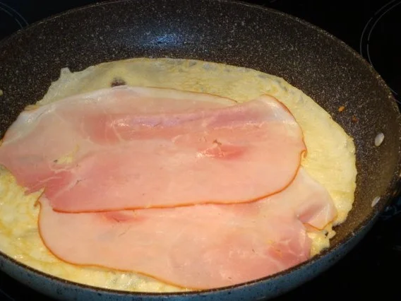 Rezept: Pfannkuchen mit Käse oder Schinkenfüllung mit Pilzen Bild Nr. 4 Pfannkuchen mit Käse oder Schinkenfüllung mit Pilzen - Rezept - Bild Nr. 4