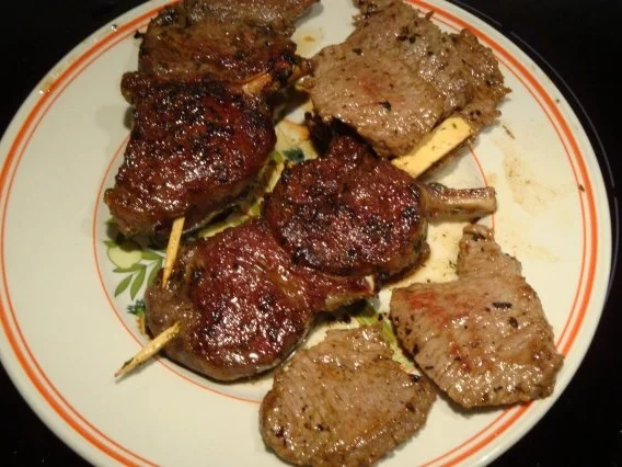 Lammkoteletts mit Kartoffelscheiben und Wintersalat - Rezept - Bild Nr. 2