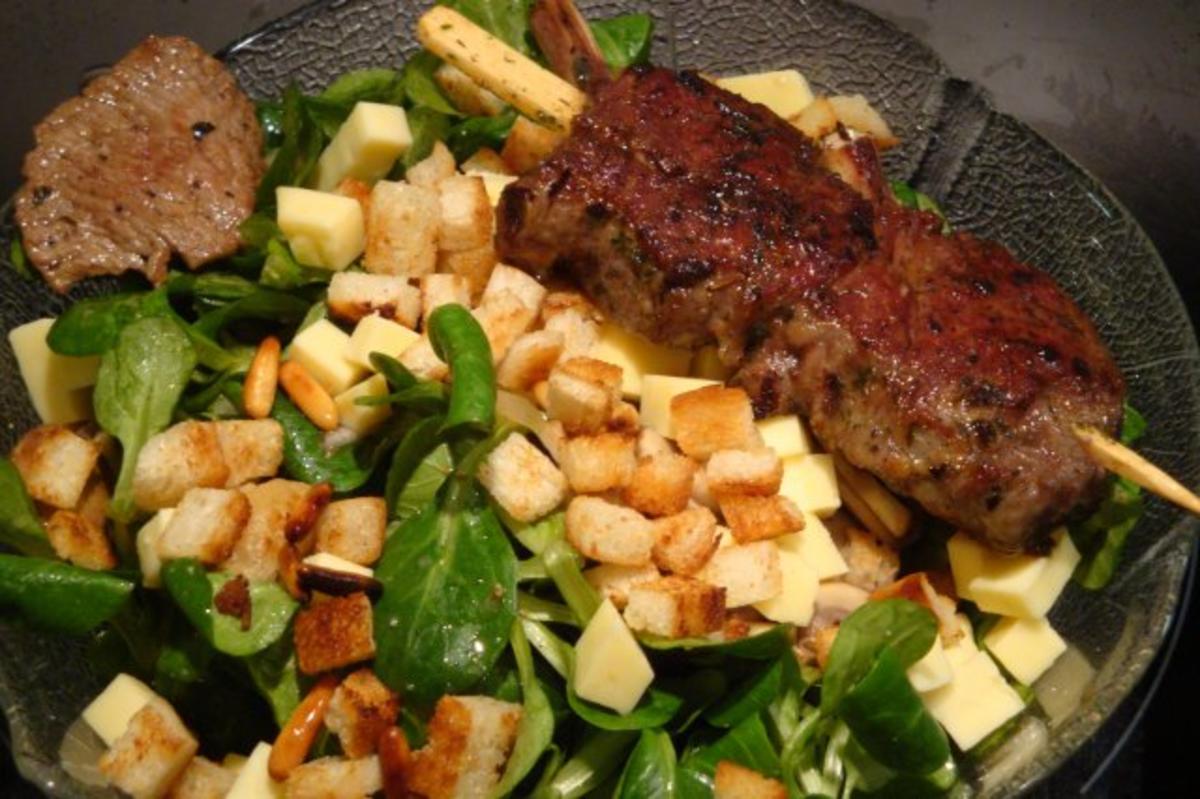 Lammkoteletts mit Kartoffelscheiben und Wintersalat - Rezept - Bild Nr. 3