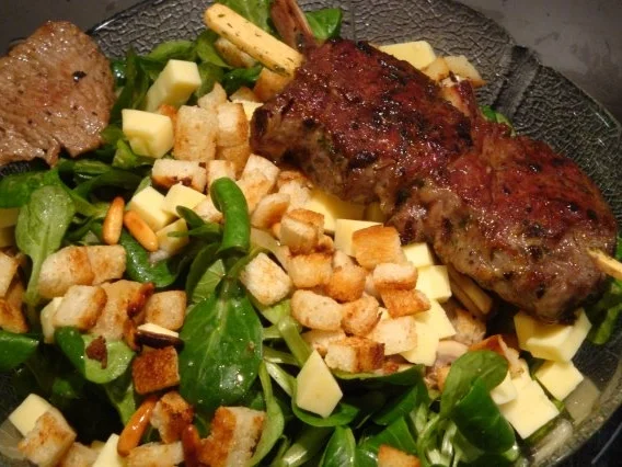 Lammkoteletts mit Kartoffelscheiben und Wintersalat - Rezept - Bild Nr. 3