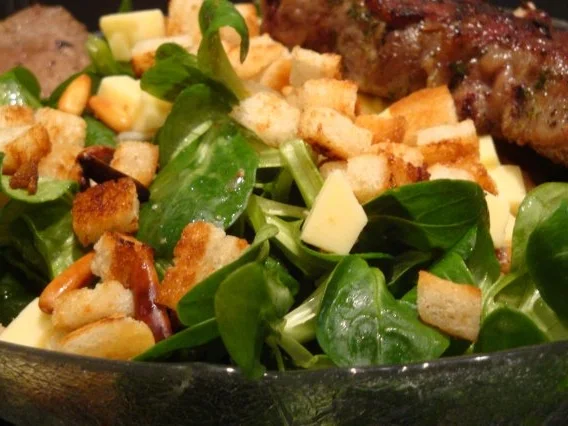 Lammkoteletts mit Kartoffelscheiben und Wintersalat - Rezept - Bild Nr. 4