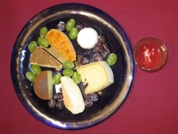 Rezept: Käseplatte und Quark mit Kräutern und Honig Käseplatte und Quark mit Kräutern und Honig - Rezept