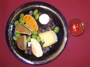 Käseplatte und Quark mit Kräutern und Honig - Rezept