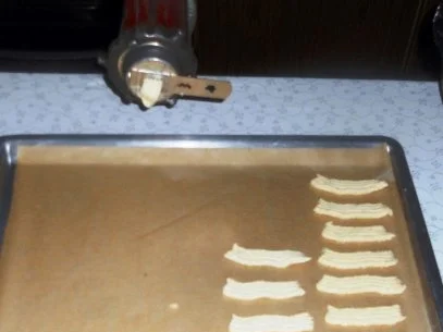 "Oma - Friede`s" - Sehr feines, weihnachtliches Mandel - Spritzgebäck (Rzpt. um 1960) - Rezept - Bild Nr. 10