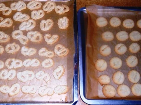 "Oma - Friede`s" - Sehr feines, weihnachtliches Mandel - Spritzgebäck (Rzpt. um 1960) - Rezept - Bild Nr. 12