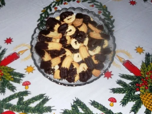 "Oma - Friede`s" - Sehr feines, weihnachtliches Mandel - Spritzgebäck (Rzpt. um 1960) - Rezept