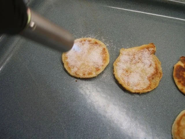 Dessert: Schoko-Mousse in karamellisierten Minipfannkuchen mit Punschsirup - Rezept - Bild Nr. 5