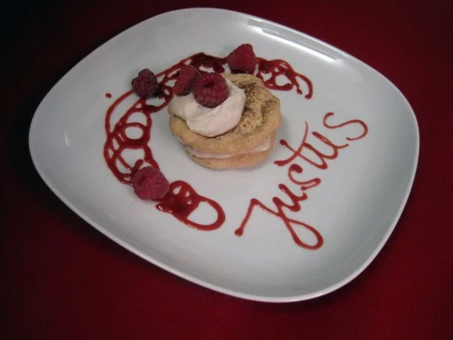 Rezept: Haselnussbaiser mit Himbeer-Mousse Haselnussbaiser mit Himbeer-Mousse - Rezept