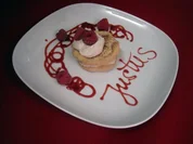 Haselnussbaiser mit Himbeer-Mousse - Rezept