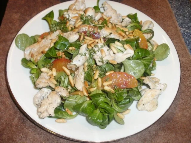 Fruchtiger Feldsalat mit Hähnchenstreifen - Rezept