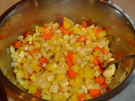 Rezept: Marinierte Hähnchenkeulen auf pikantem Gemüse Marinierte Hähnchenkeulen auf pikantem Gemüse - Rezept