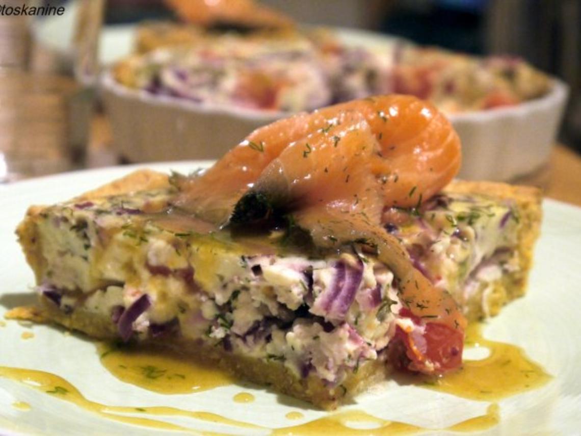 Tomaten-Zwiebel-Quiche mit Graved Lachs - Rezept - kochbar.de