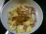 Bratkartoffel mit Zwiebeln, Salami und Käse - Rezept