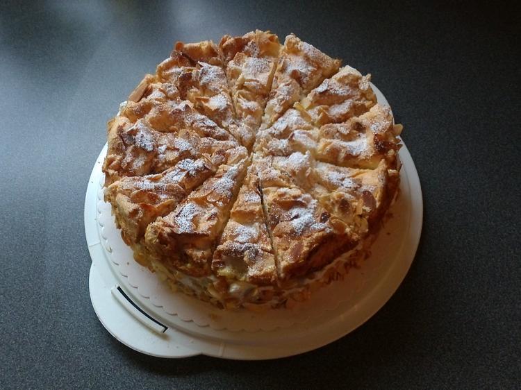 Stachelbeertorte mit Mandelbaiserdecke - Rezept - kochbar.de