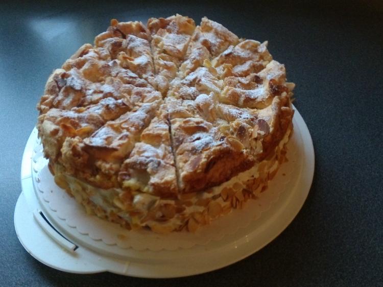 Stachelbeertorte mit Mandelbaiserdecke - Rezept - kochbar.de