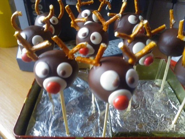 Rezept: Rudolph Cake Pops Bild Nr. 3 Rudolph Cake Pops - Rezept - Bild Nr. 3