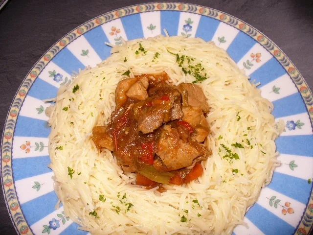 Rezept: Schweinegulasch im Pastaring Schweinegulasch im Pastaring - Rezept