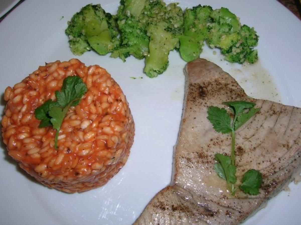 Bilder für Thunfischsteaks, Tomatenrisotto an Broccoli - Rezept