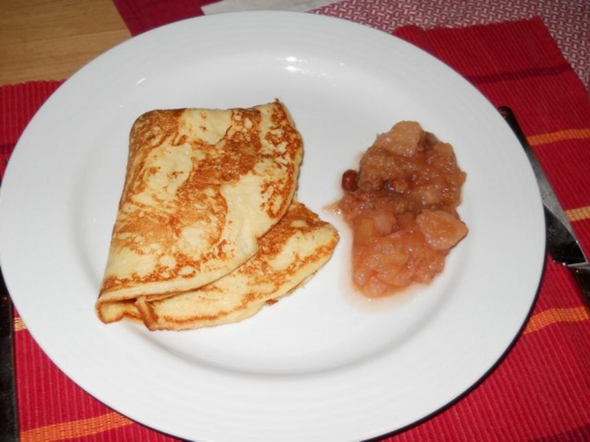 Pfannkuchen mit winterlichem Apfelkompott - Rezept - kochbar.de