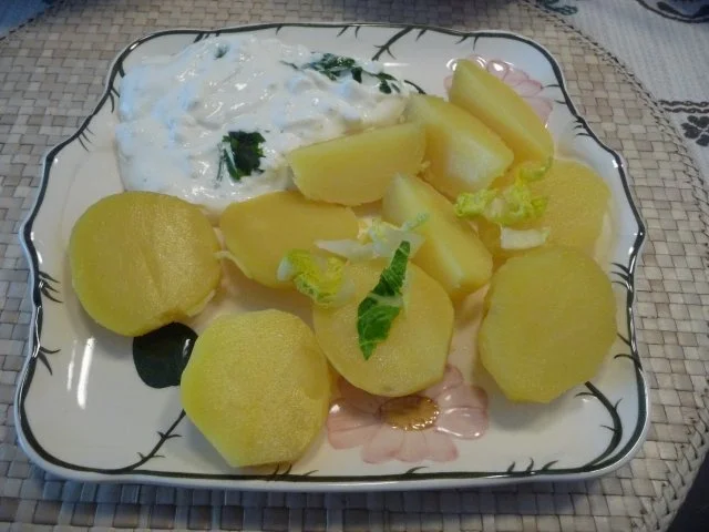 Schmalhans - Küchenmeister : Pellkartoffeln mit Frischkäse-Joghurt-Dip und Bismarckhering - Rezept - Bild Nr. 8